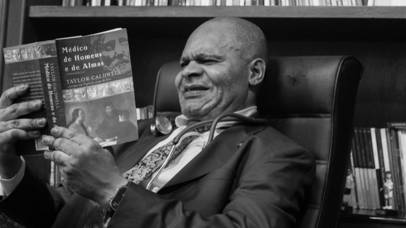 Descubra com Lawrence Aseba Tipo como seu organismo começa a se recuperar nas primeiras horas sem cigarro.