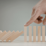 O estresse cria um efeito dominó silencioso que desregula todo o sistema físico e emocional, alerta Alexandre Costa Pedrosa.