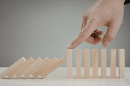 O estresse cria um efeito dominó silencioso que desregula todo o sistema físico e emocional, alerta Alexandre Costa Pedrosa.