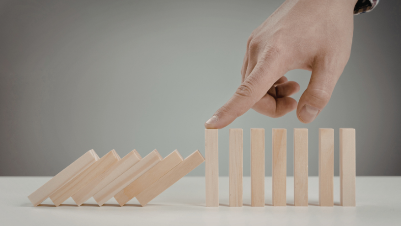 O estresse cria um efeito dominó silencioso que desregula todo o sistema físico e emocional, alerta Alexandre Costa Pedrosa.