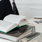 A leitura de clássicos aprimora o raciocínio jurídico ao fortalecer lógica, interpretação e sensibilidade, destaca Hebron Costa Cruz de Oliveira.