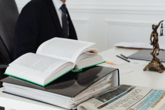 A leitura de clássicos aprimora o raciocínio jurídico ao fortalecer lógica, interpretação e sensibilidade, destaca Hebron Costa Cruz de Oliveira.