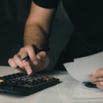 Danilo Regis Fernando Pinto mostra como organizar as finanças mesmo ganhando pouco, com passos simples para sair do aperto e ter controle do dinheiro.