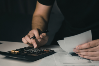 Danilo Regis Fernando Pinto mostra como organizar as finanças mesmo ganhando pouco, com passos simples para sair do aperto e ter controle do dinheiro.