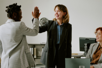 A Nexdata Tecnologia Ltda explica como RAG, embeddings e NLP permitem buscas semânticas mais precisas e seguras nas organizações.