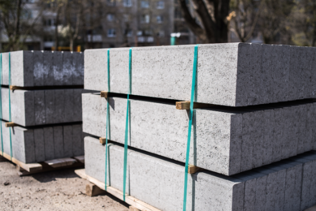 O controle de qualidade na produção de blocos, pisos e lajes de concreto é essencial para garantir desempenho e segurança, como destaca Valderci Malagosini Machado.