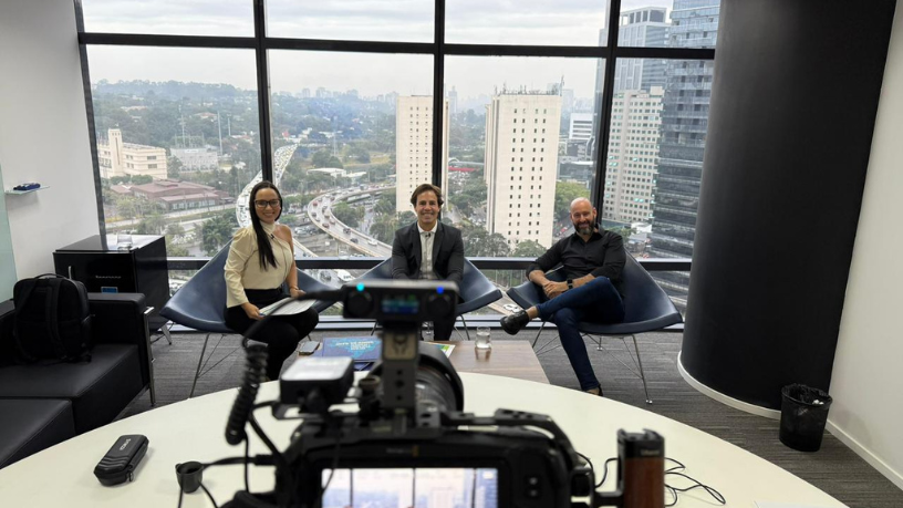 Autonomia e proteção na terceira idade ganham novos caminhos com casas inteligentes, em uma reflexão conduzida por Ian dos Anjos Cunha sobre inovação e cuidado contínuo.
