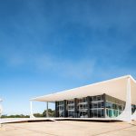 Fachada modernista do Supremo Tribunal Federal em Brasília sob céu azul.