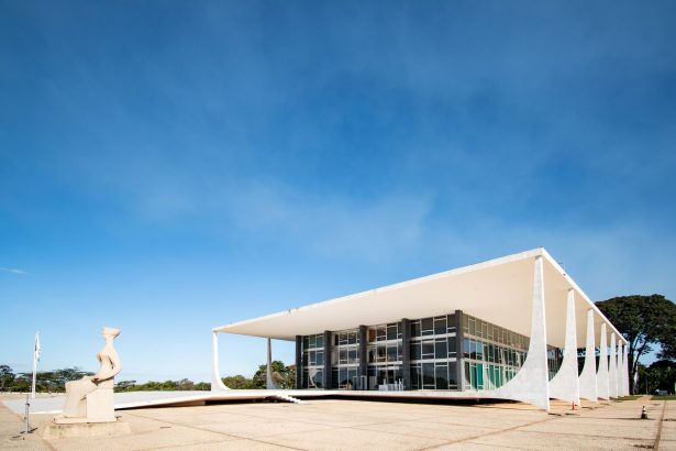 Fachada modernista do Supremo Tribunal Federal em Brasília sob céu azul.