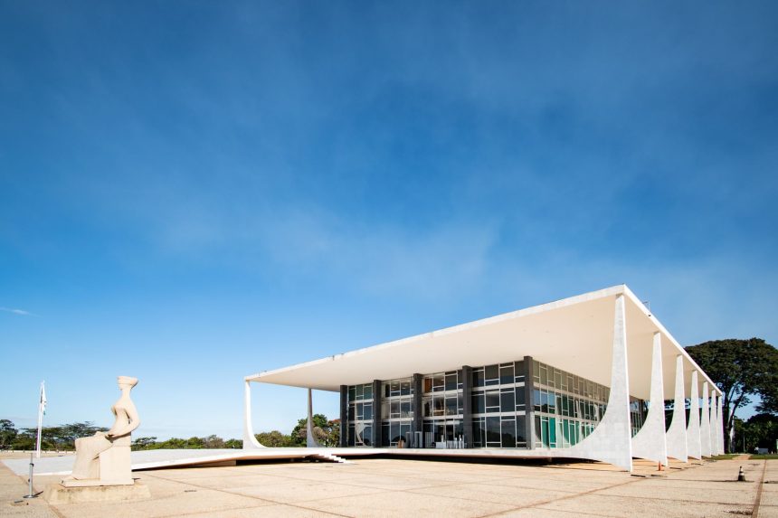 Fachada modernista do Supremo Tribunal Federal em Brasília sob céu azul.