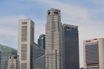 Arranha-céus modernos no distrito financeiro de Singapura.
