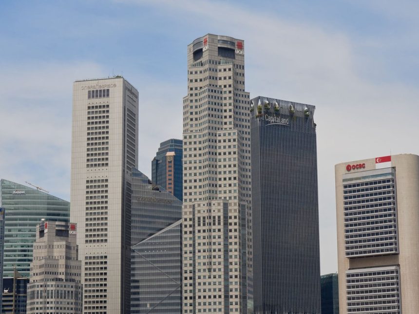 Arranha-céus modernos no distrito financeiro de Singapura.